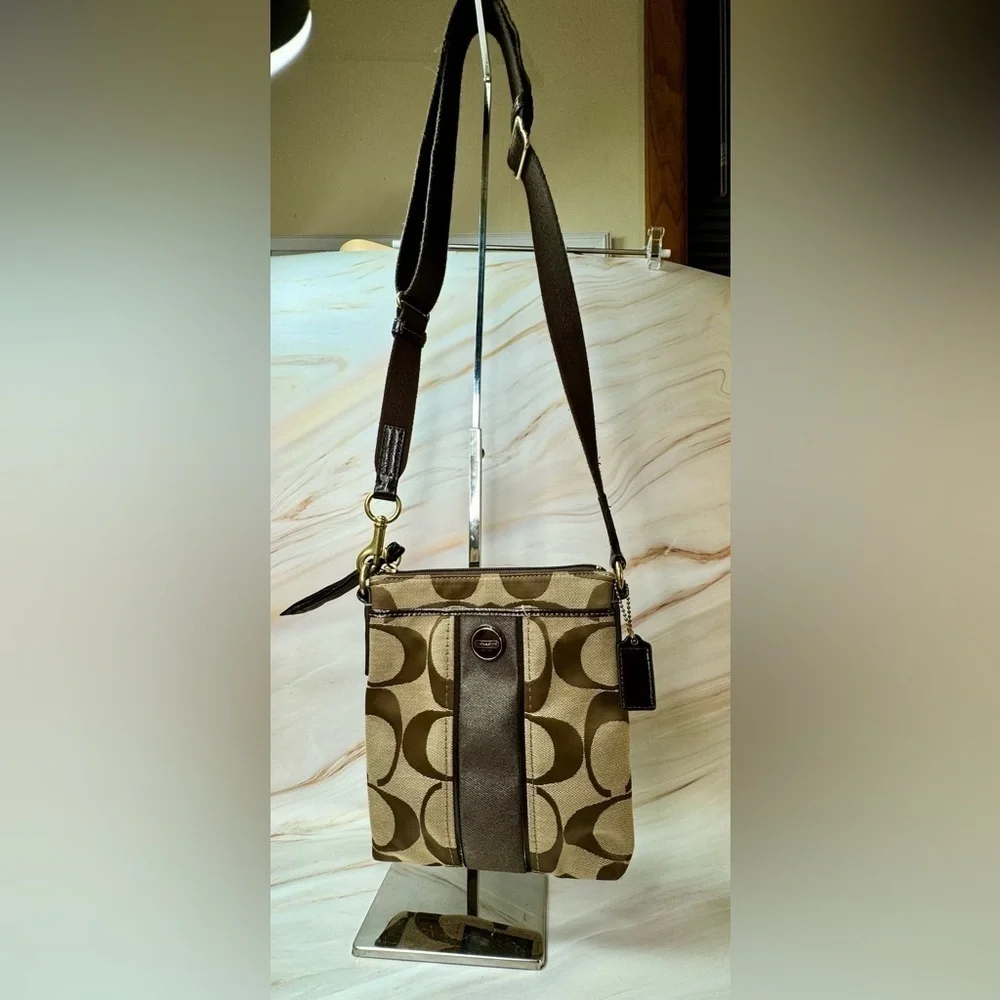 Coach Signature Brown Crossbody Swingpack Messenger Purse Canvas Lightweight Zip